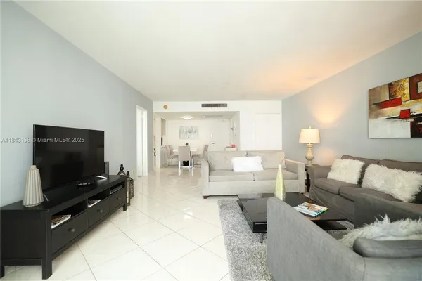 $2,900 | 5151 Collins Avenue, Unit 927, Miami Beach, FL 33140
