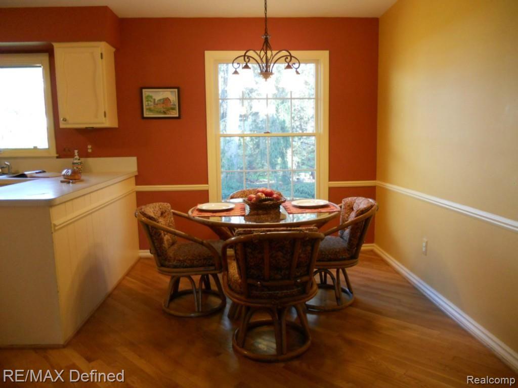 901 Hemlock Drive Rochester, MI 48307 - Photo 12 of 27 Breakfast nook
