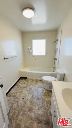 $2,295 | 383 Redondo Avenue, Unit D, Long Beach, CA 90814