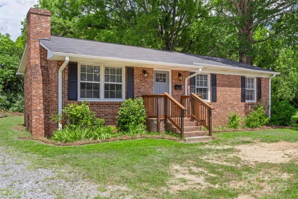 a view of a house with a yard and plants
