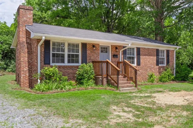 a view of a house with a yard and plants