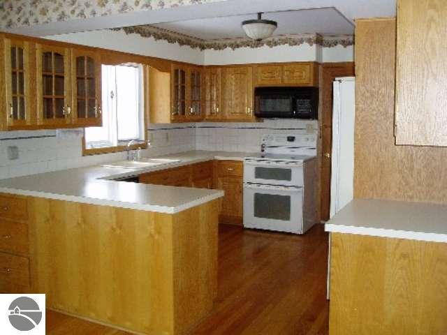 511 Bloomfield Road Traverse City, MI 49686 - Photo 5 of 9 1687564-4.JPG