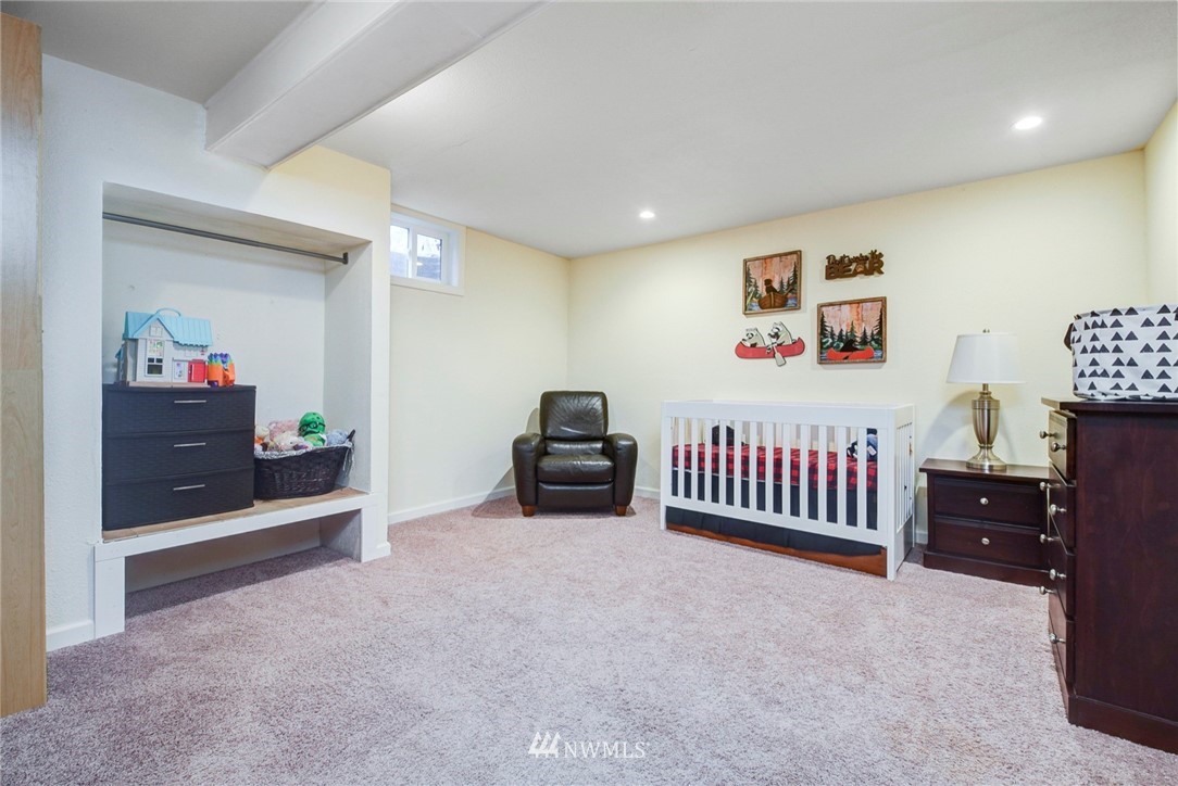 527 240th Street Southwest Bothell, WA 98021 - Photo 20 of 32 a view of a livingroom with furniture