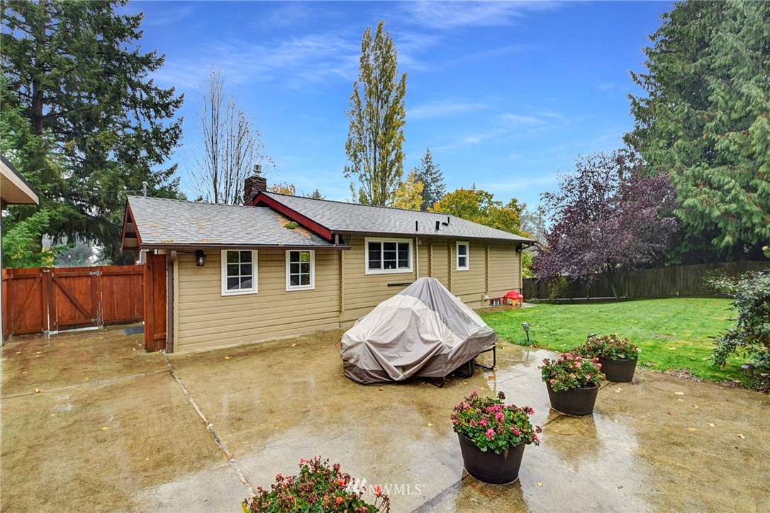 527 240th Street Southwest Bothell, WA 98021 - Photo 25 of 32 a view of a house with backyard