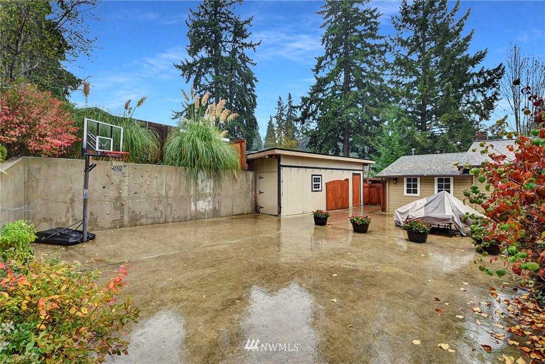 527 240th Street Southwest Bothell, WA 98021 - Photo 27 of 32 front view of a house with a yard