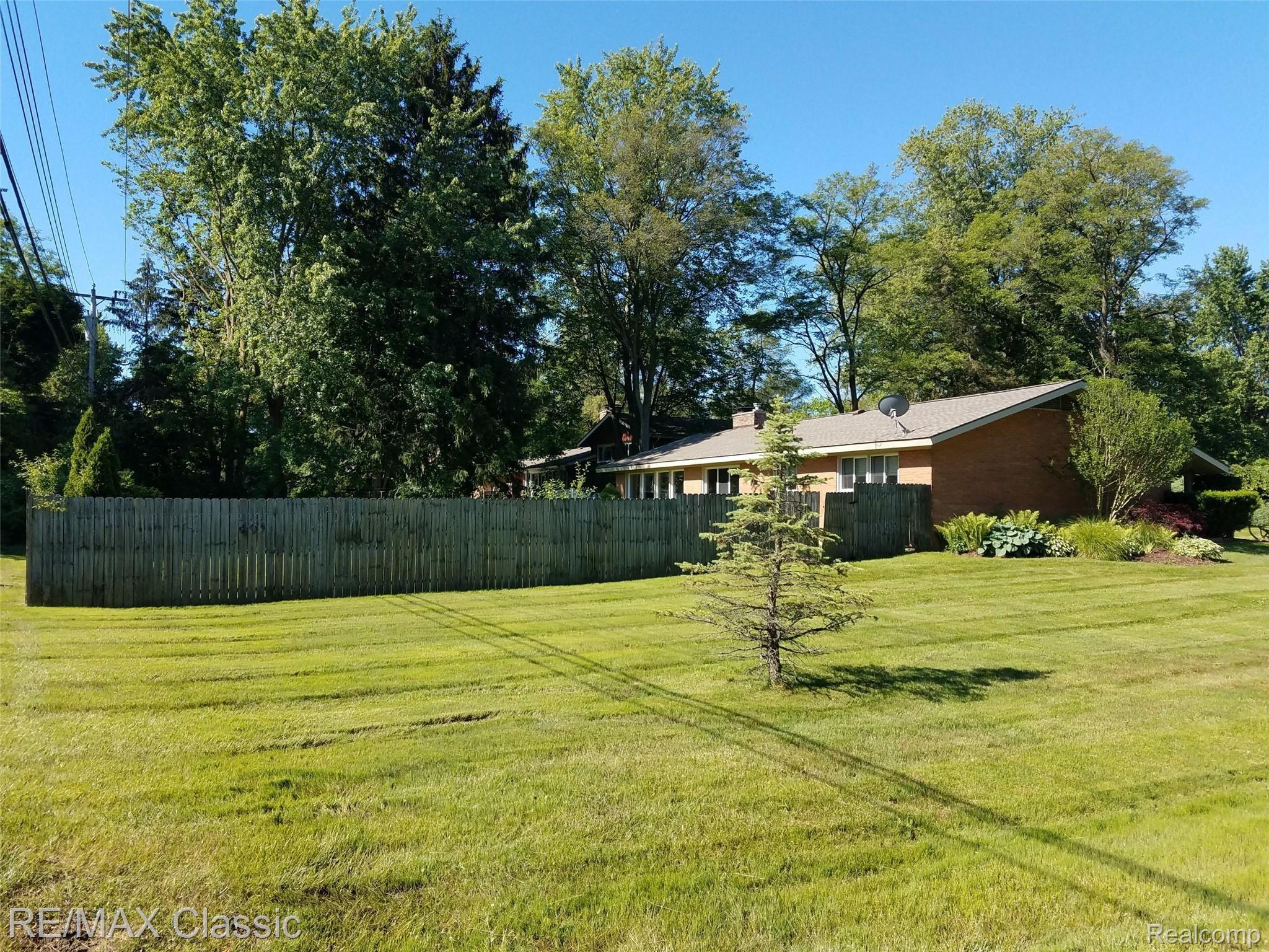 3360 Adams Road Troy, MI 48084 - Photo 21 of 25 3360 EXT side yard north.jpg