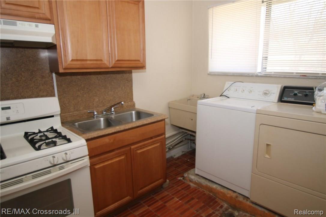 28525 Karr Road Belleville, MI 48111 - Photo 14 of 29 Laundry Room