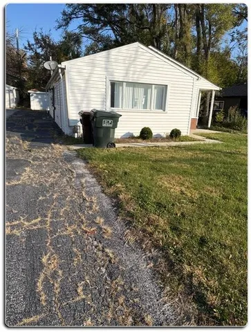 a view of a house with backyard