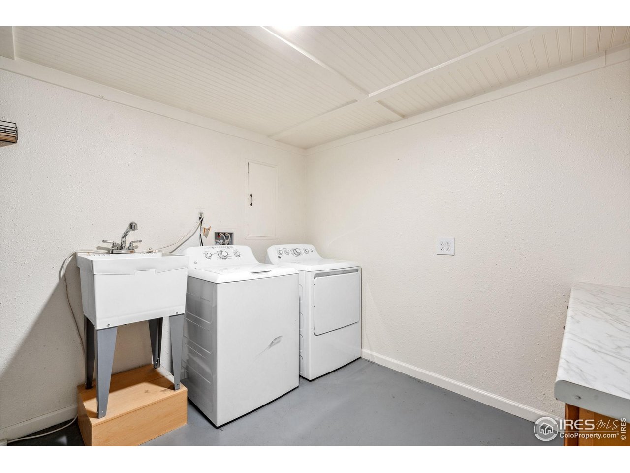 113 Balsam Street Fort Morgan, CO 80701 - Photo 23 of 30 a utility room with dryer and washer