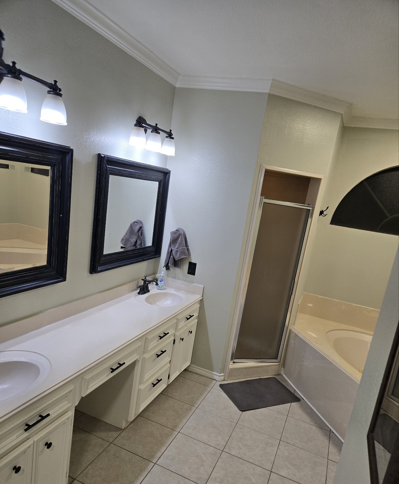 5823 Ashmere Lane Spring, TX 77379 - Photo 20 of 29 a bathroom with 2 sink and a mirror
