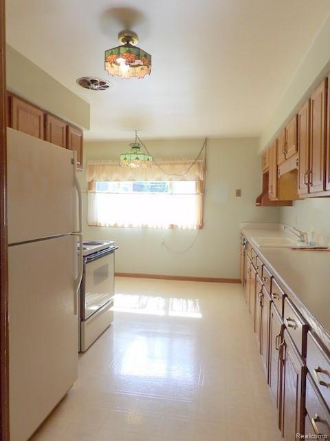 9681 Allen Road Allen Park, MI 48101 - Photo 23 of 65 23. EAT-IN KITCHEN!