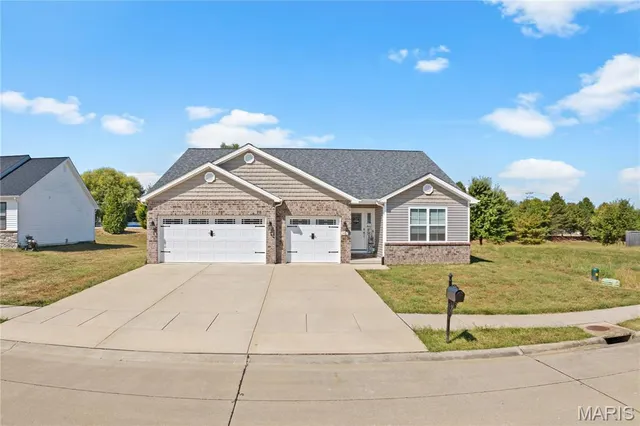 $395,000 | 3422 Chippewa Drive, Belleville, IL 62221
