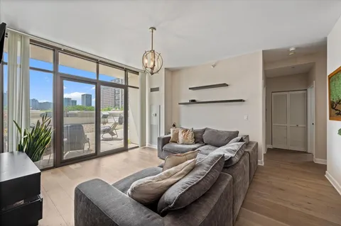 $329,000 | 233 East 13th Street, Unit 508, Chicago, IL 60605