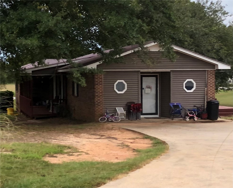 101 Victorian Drive Anderson, SC 29625 - Photo 4 of 26 This inviting home offers charming curb appeal and a warm welcome.