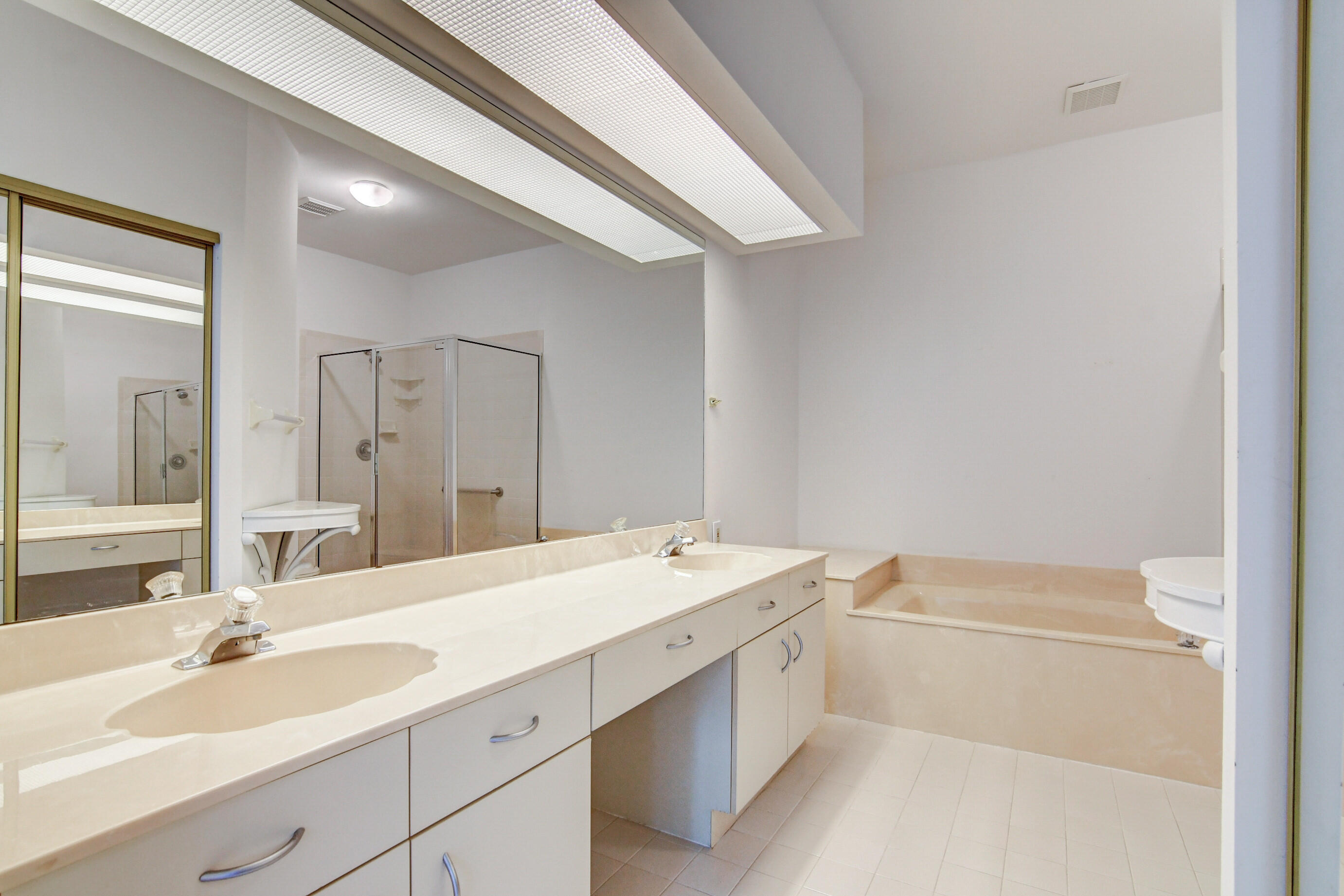 5771 Coach House Circle, Unit G Boca Raton, FL 33486 - Photo 23 of 72 Master Bathroom