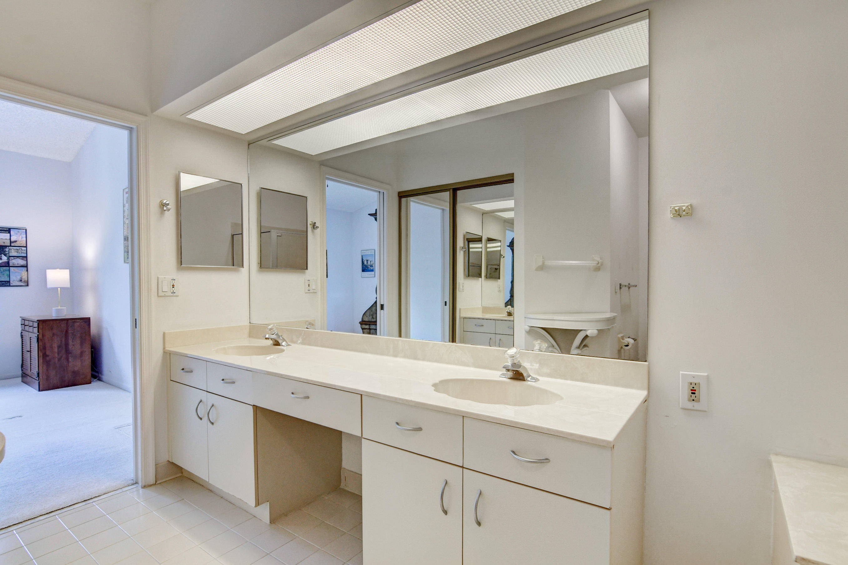 5771 Coach House Circle, Unit G Boca Raton, FL 33486 - Photo 25 of 72 Dual Sinks