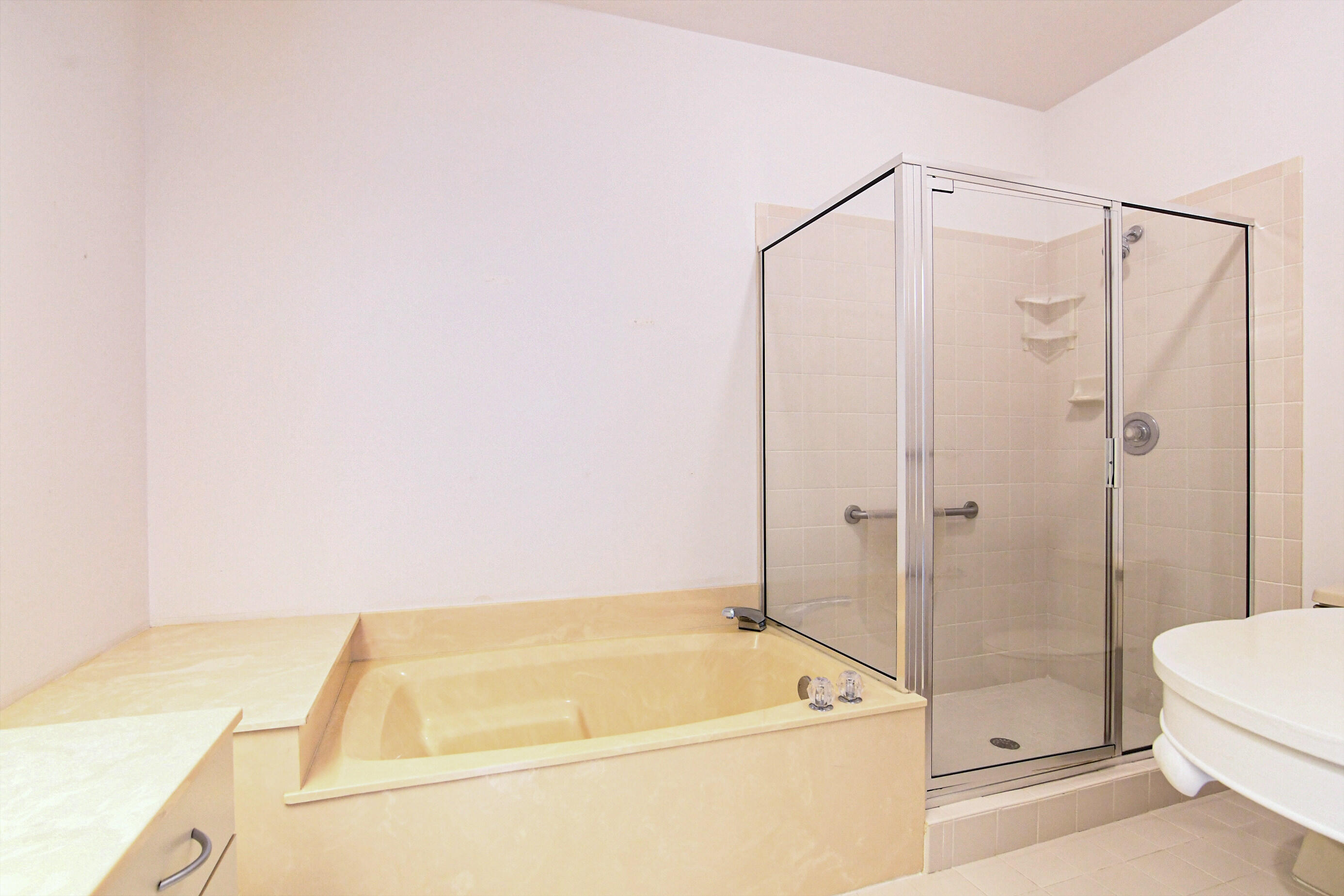 5771 Coach House Circle, Unit G Boca Raton, FL 33486 - Photo 26 of 72 Roman Tub