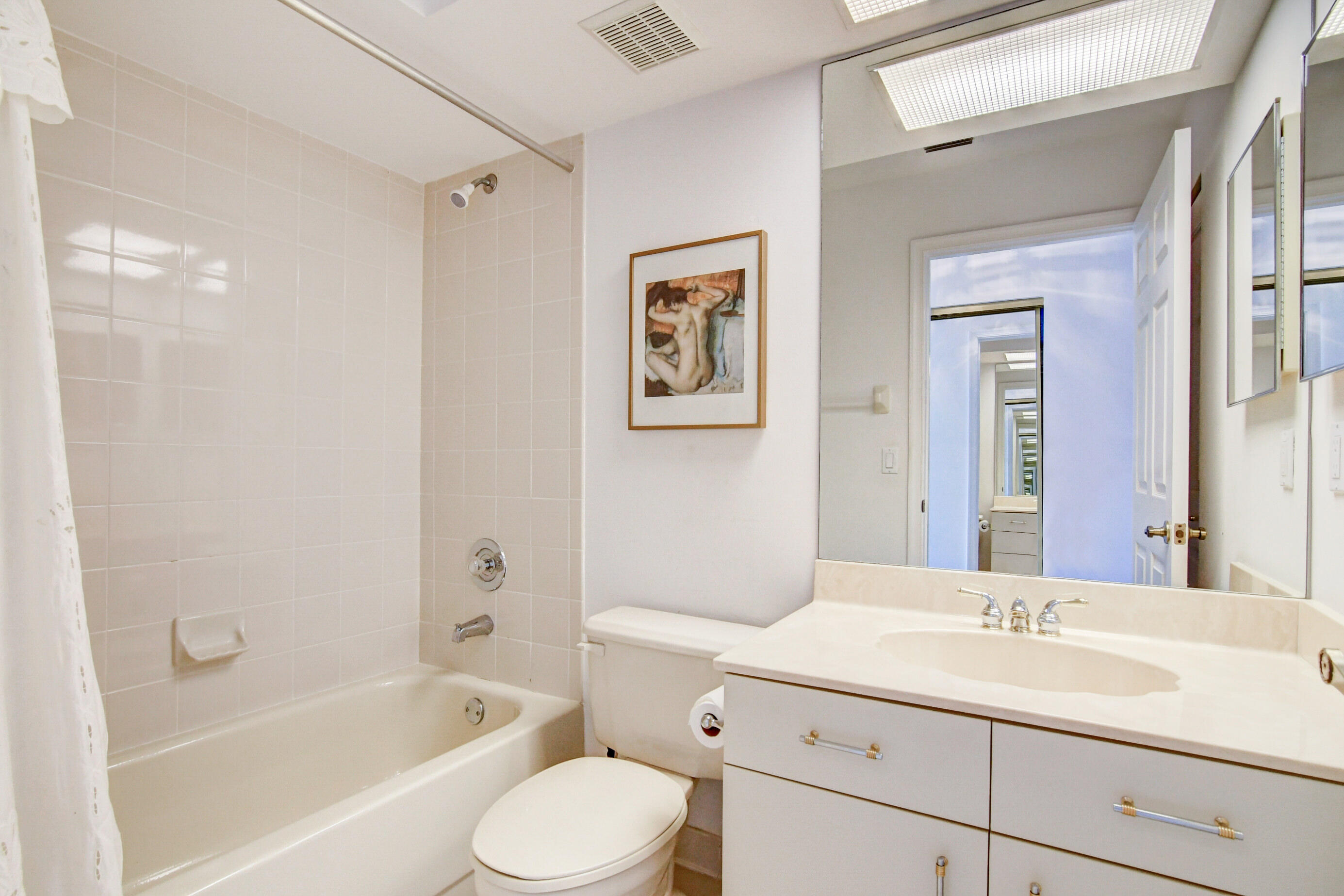 5771 Coach House Circle, Unit G Boca Raton, FL 33486 - Photo 34 of 72 Guest Bathroom