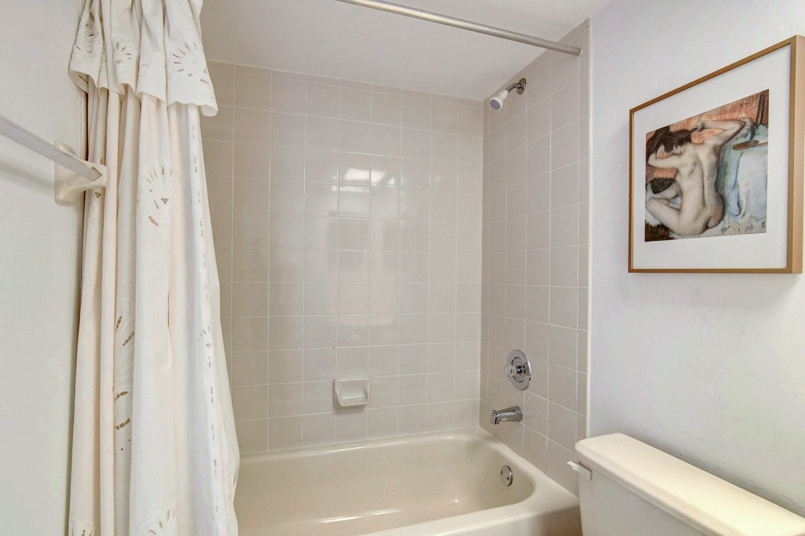 5771 Coach House Circle, Unit G Boca Raton, FL 33486 - Photo 35 of 72 Guest Shower-Tub