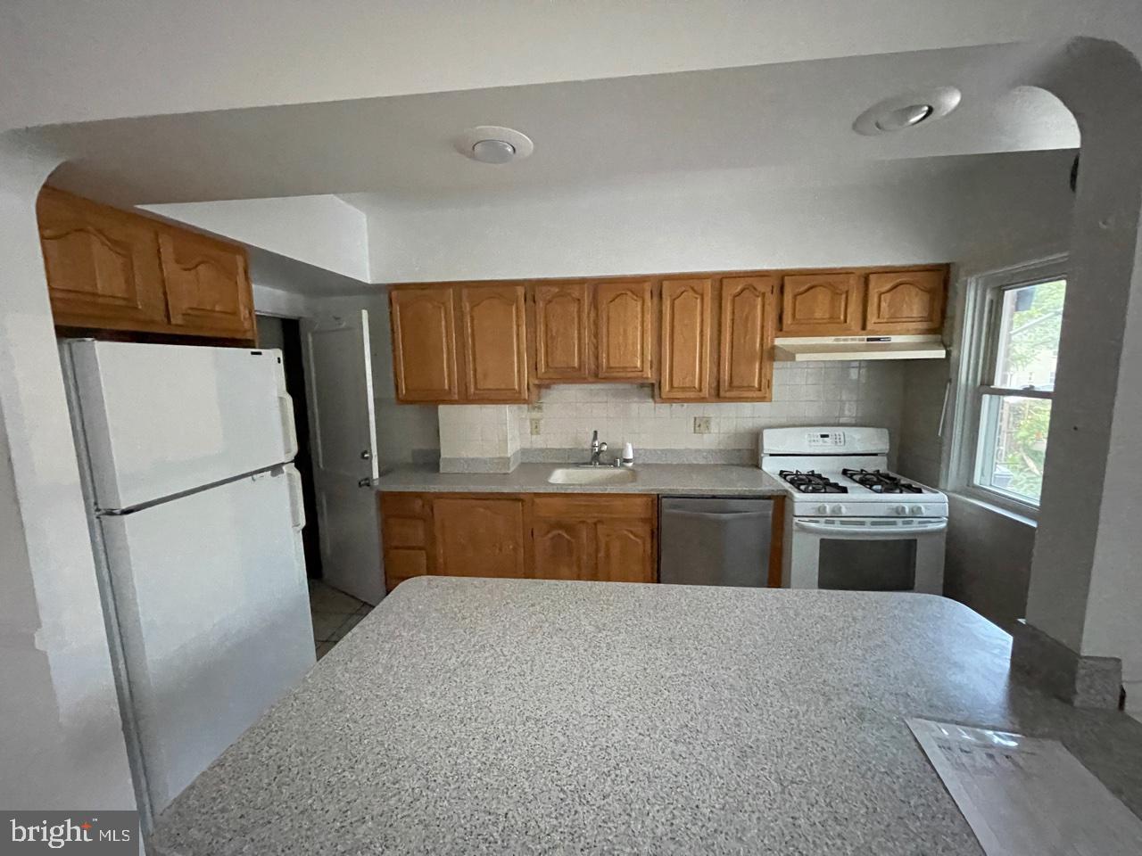 216 Cherrydell Road Baltimore, MD 21228 - Photo 3 of 12
