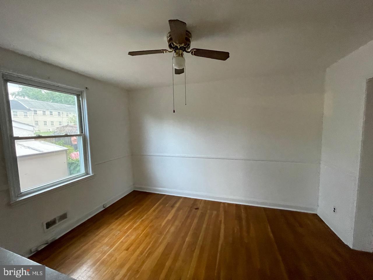 216 Cherrydell Road Baltimore, MD 21228 - Photo 6 of 12