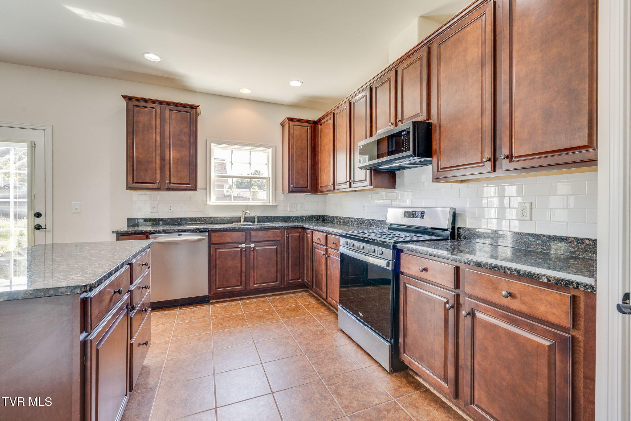 587 Suffolk Road Johnson City, TN 37615 - Photo 17 of 56 017