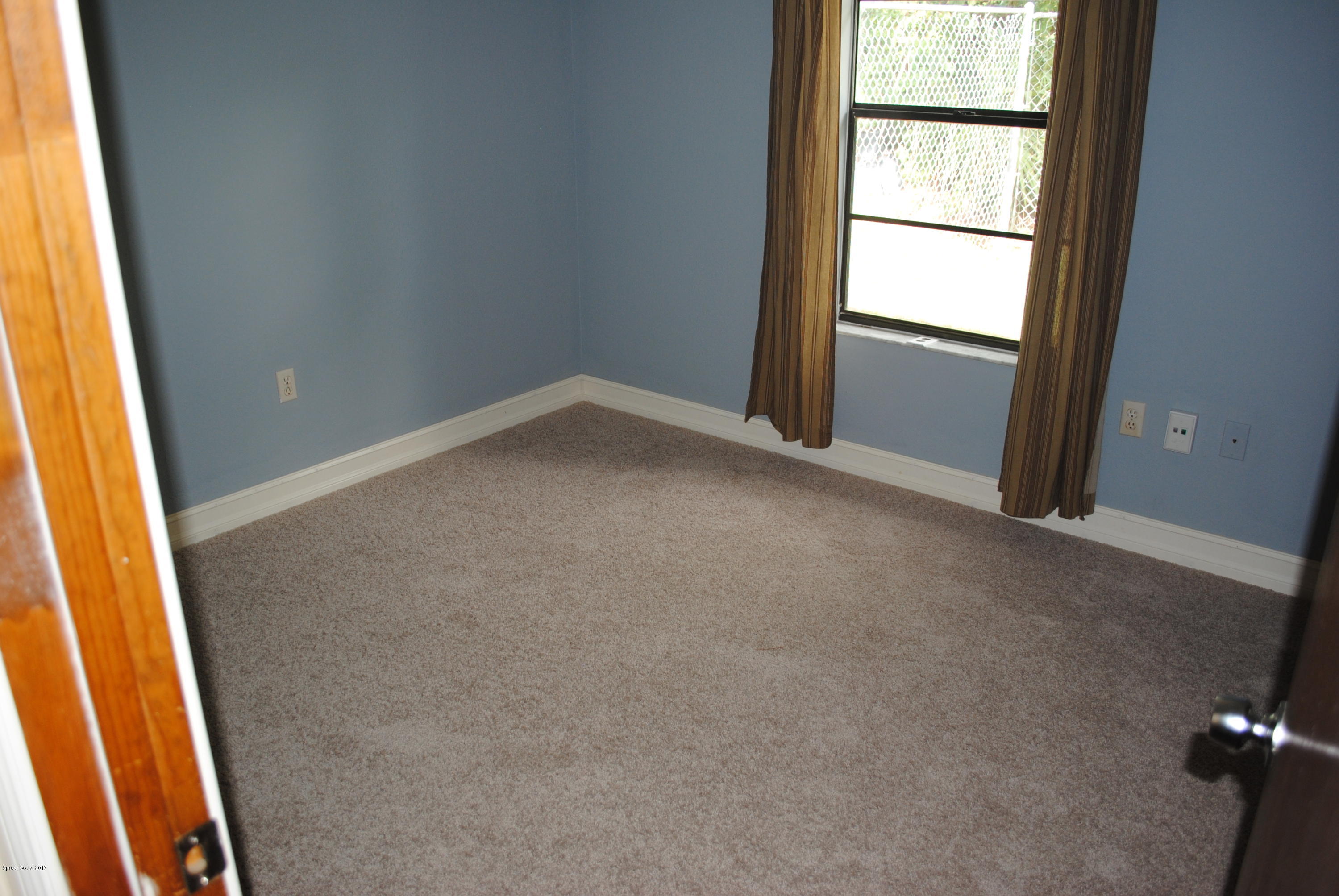 399 Warner Road Southwest Palm Bay, FL 32908 - Photo 18 of 40 an empty room with windows
