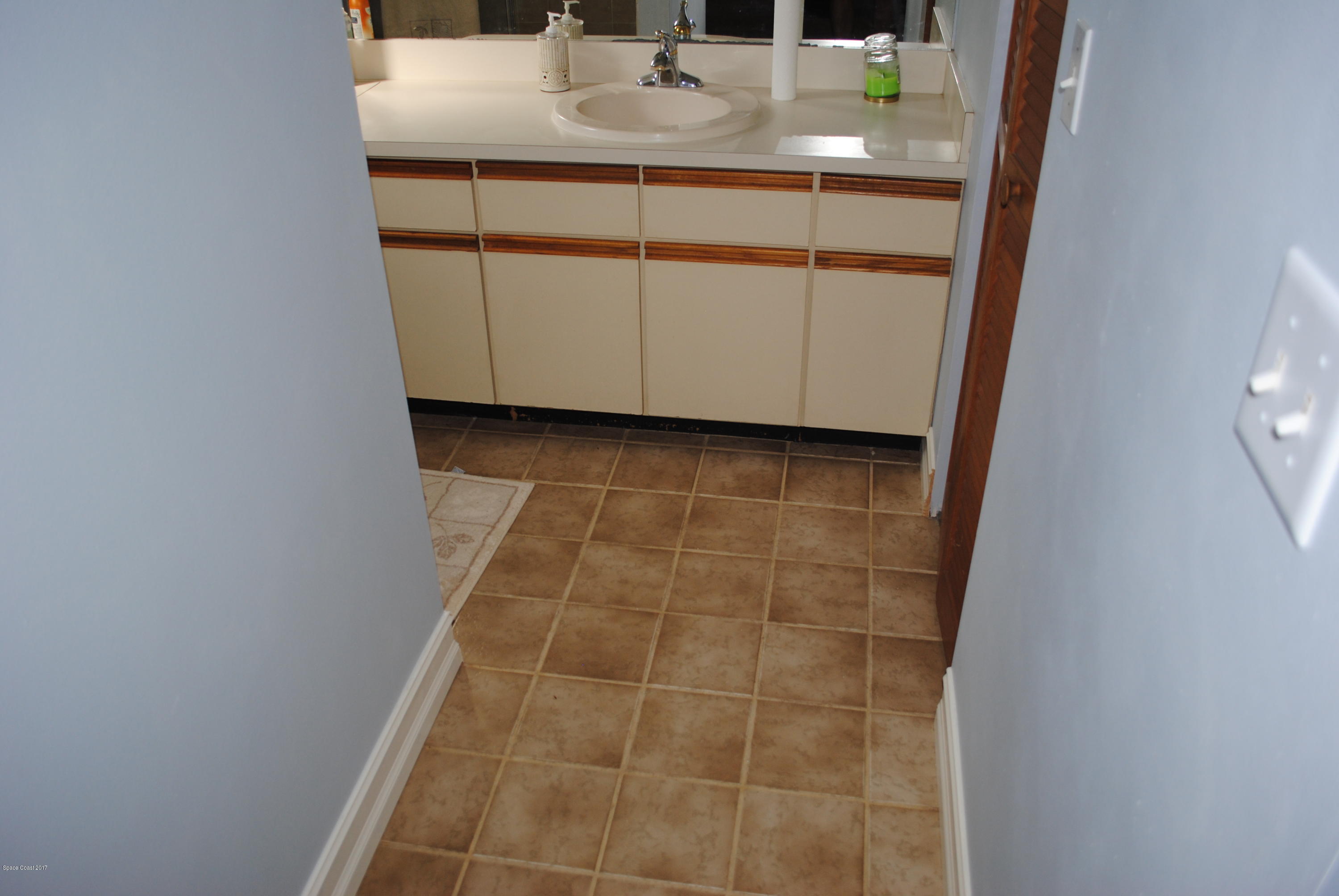 399 Warner Road Southwest Palm Bay, FL 32908 - Photo 25 of 40 a bathroom with a sink and a mirror