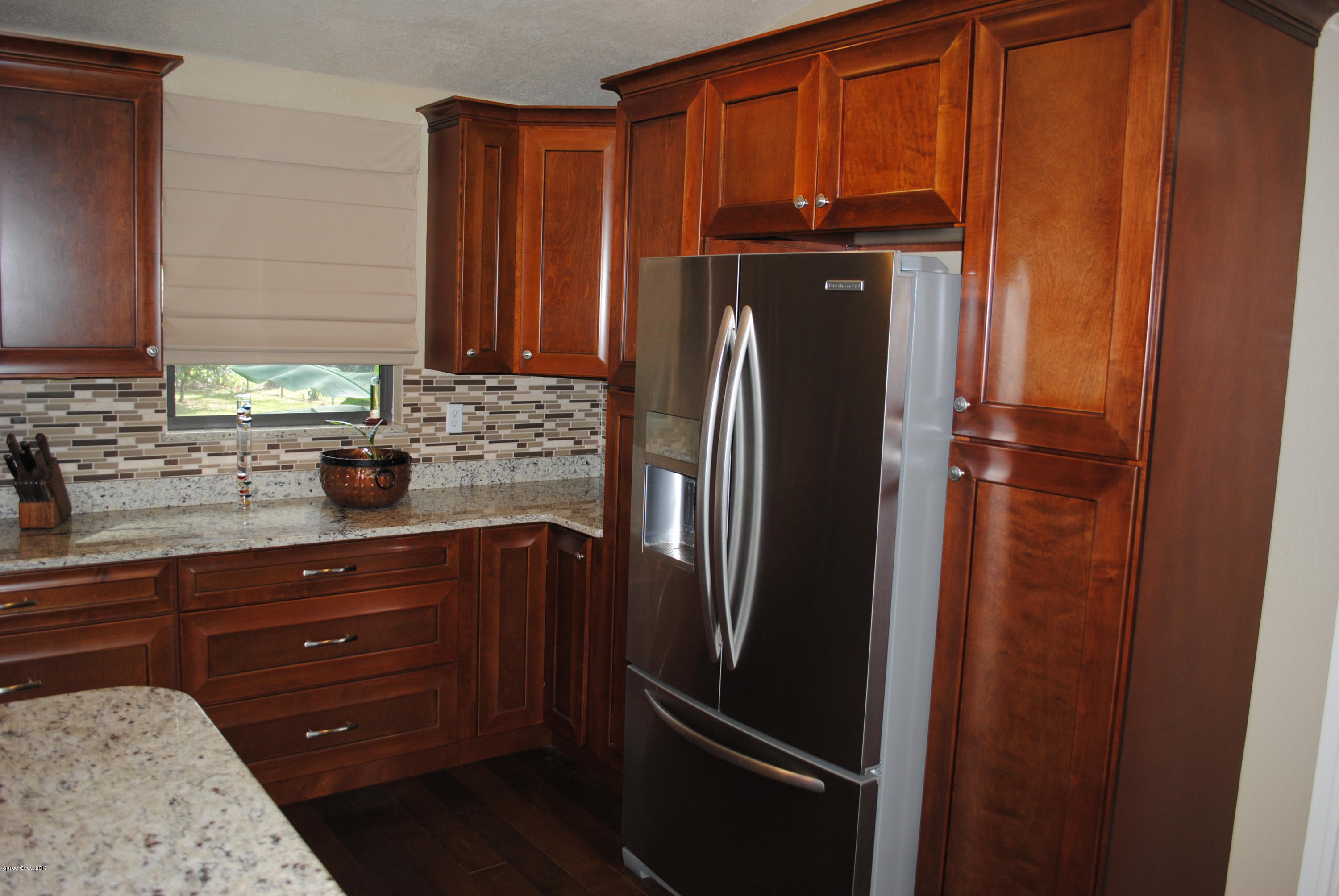 399 Warner Road Southwest Palm Bay, FL 32908 - Photo 9 of 40 a close view of a refrigerator and a sink