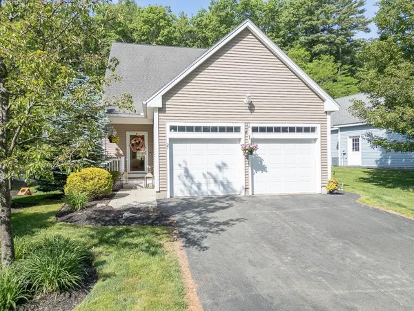 $665,000 | 27 Hollow Ridge Drive, Unit 12, Nashua, NH 03062