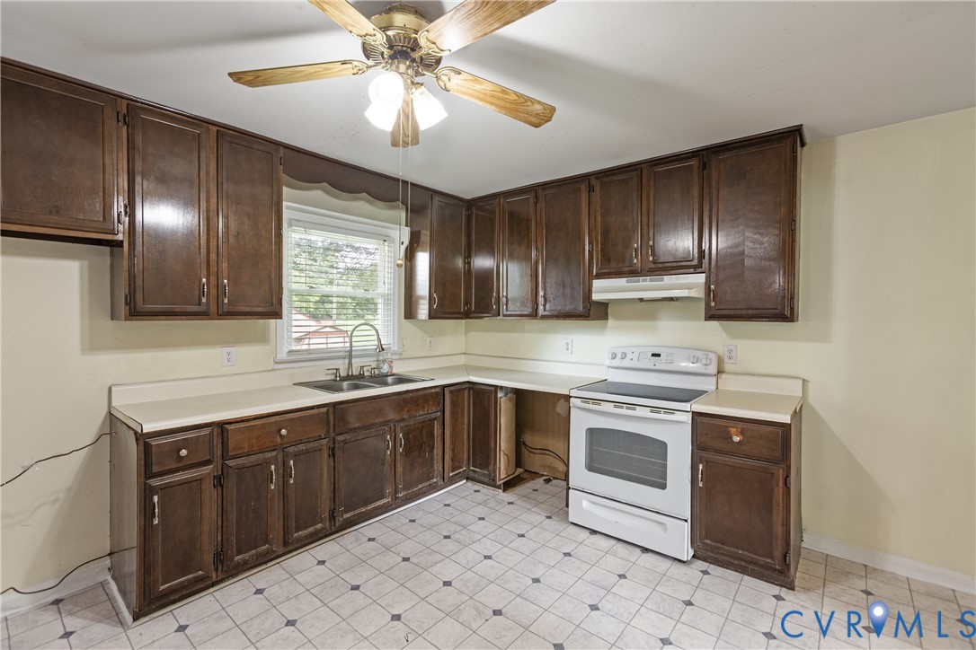 2730 Kinvan Road Henrico, VA 23231 - Photo 18 of 37 L-shaped kitchen with wood-finish cabinetry, light