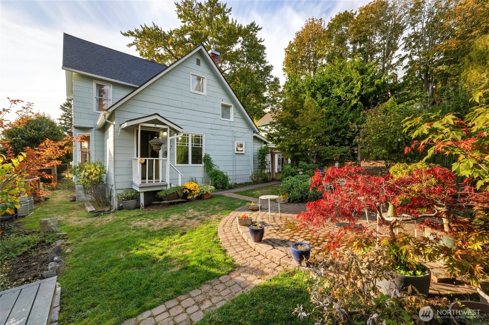 a view of a house with a yard