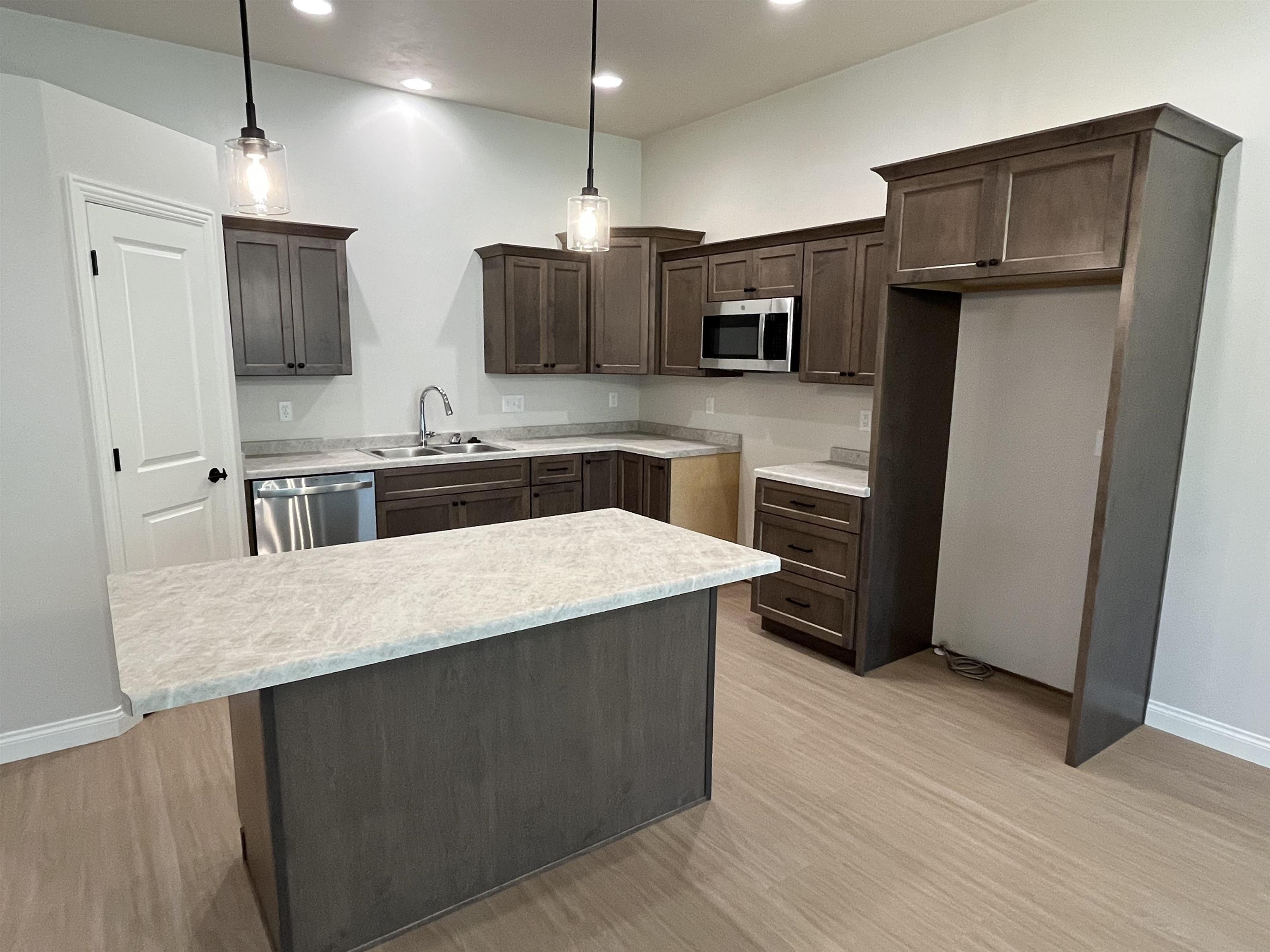 2103 Abbey Road New London, WI 54961 - Photo 3 of 23