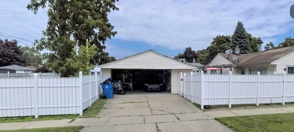 $1,700 | 8405 Robindale Avenue, Dearborn Heights, MI 48127