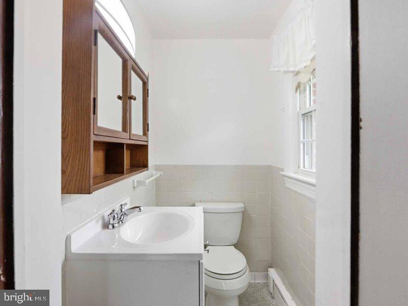 6404 Inwood Drive Springfield, VA 22150 - Photo 18 of 41 a bathroom with a sink toilet and mirror