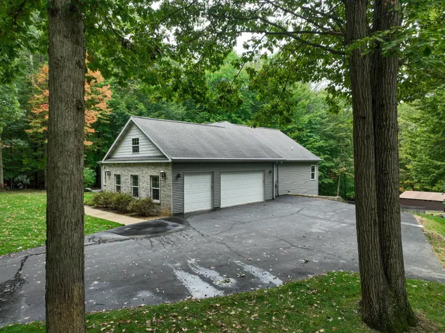 $576,000 | 944 Tibalew Drive Northwest, Sparta, MI 49345