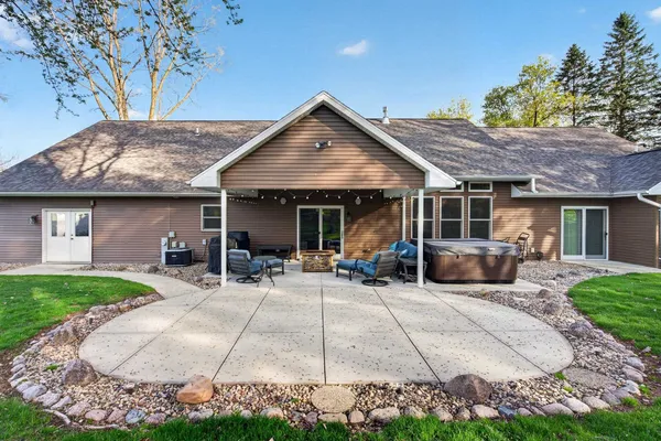 $675,000 | 1216 East Apple Creek Road, Appleton, WI 54913