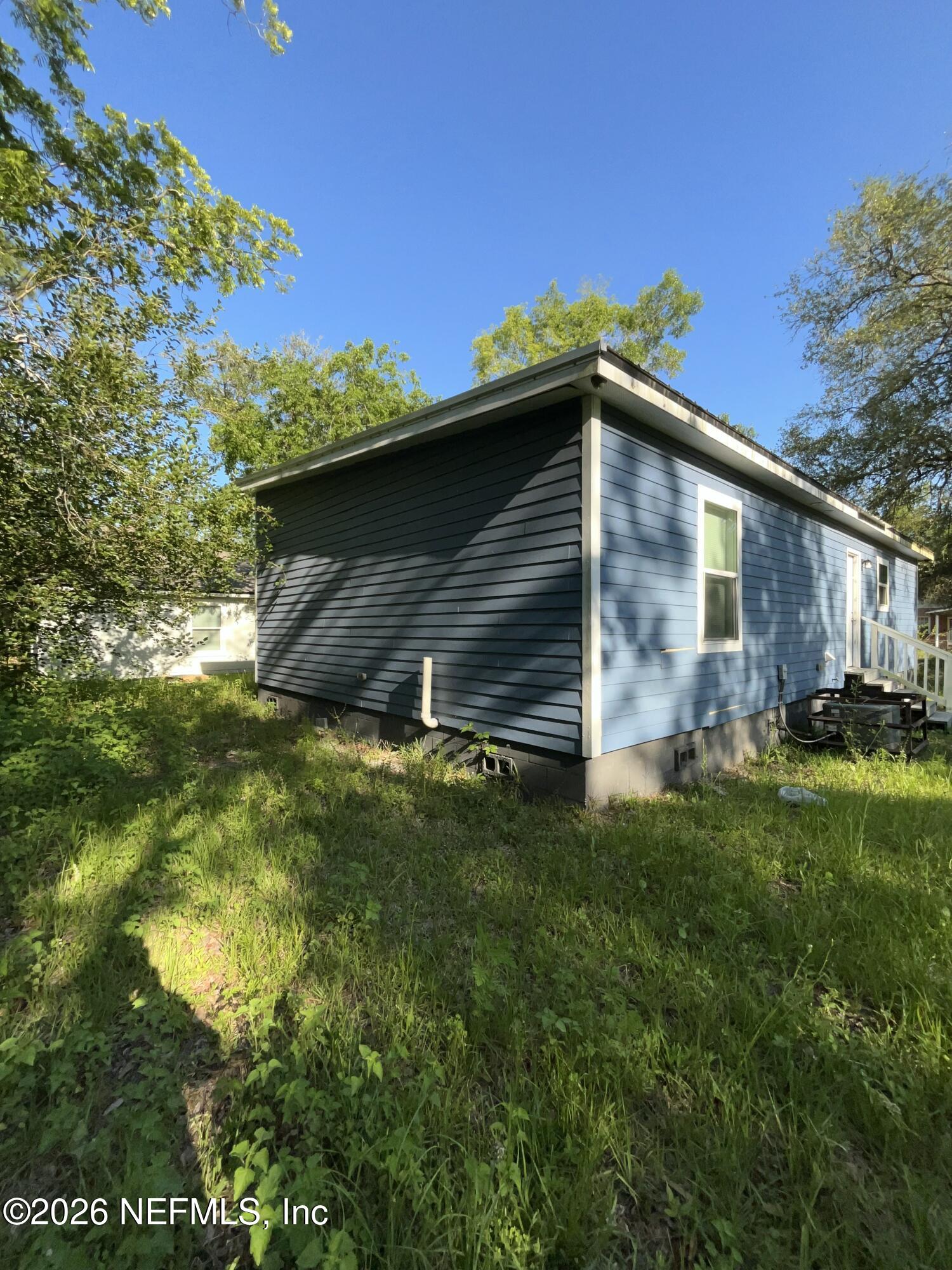 2017 Talladega Road Jacksonville, FL 32209 - Photo 5 of 34 a backyard of a house with lots of green space