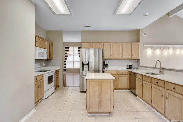 $2,450 | 6438 Lost Holly, San Antonio, TX 78240