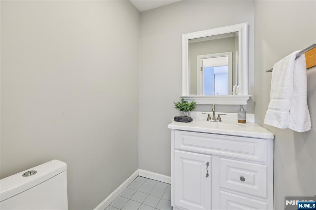 520 Hillcrest Road Ridgewood, NJ 07450 - Photo 15 of 27 a bathroom with a sink and a mirror
