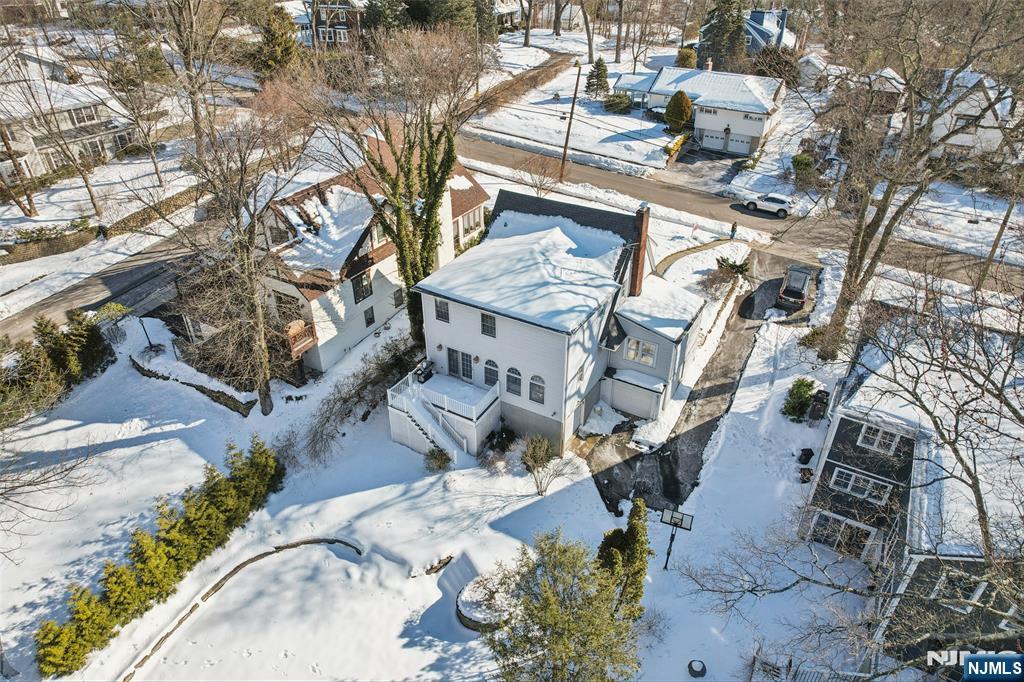 520 Hillcrest Road Ridgewood, NJ 07450 - Photo 25 of 27 an aerial view of a residential apartment building with a yard