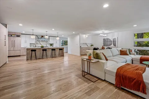 $2,099,900 | 1077 Green Bay Road, Glencoe, IL 60022