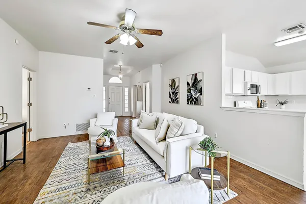 $1,900 | 117 Rosemary Cove, Georgetown, TX 78626