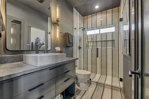 a view of a livingroom with furniture and a ceiling fan