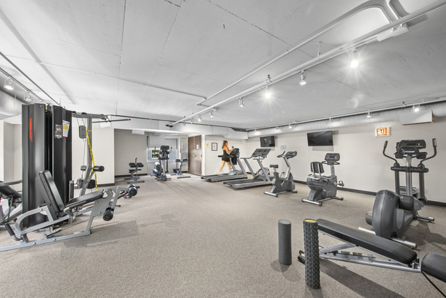 950 West Monroe Street, Unit 616 Chicago, IL 60607 - Photo 20 of 28 a view of a room with gym equipment