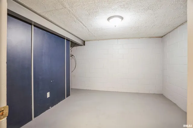 $162,500 | 865 14th Avenue Northwest, Clinton, IA 52732