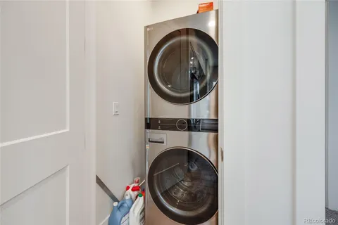 a close up view of a washer and dryer