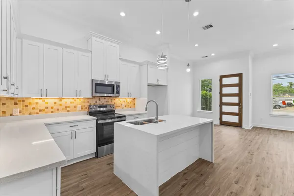 a view of a house with backyard and garden