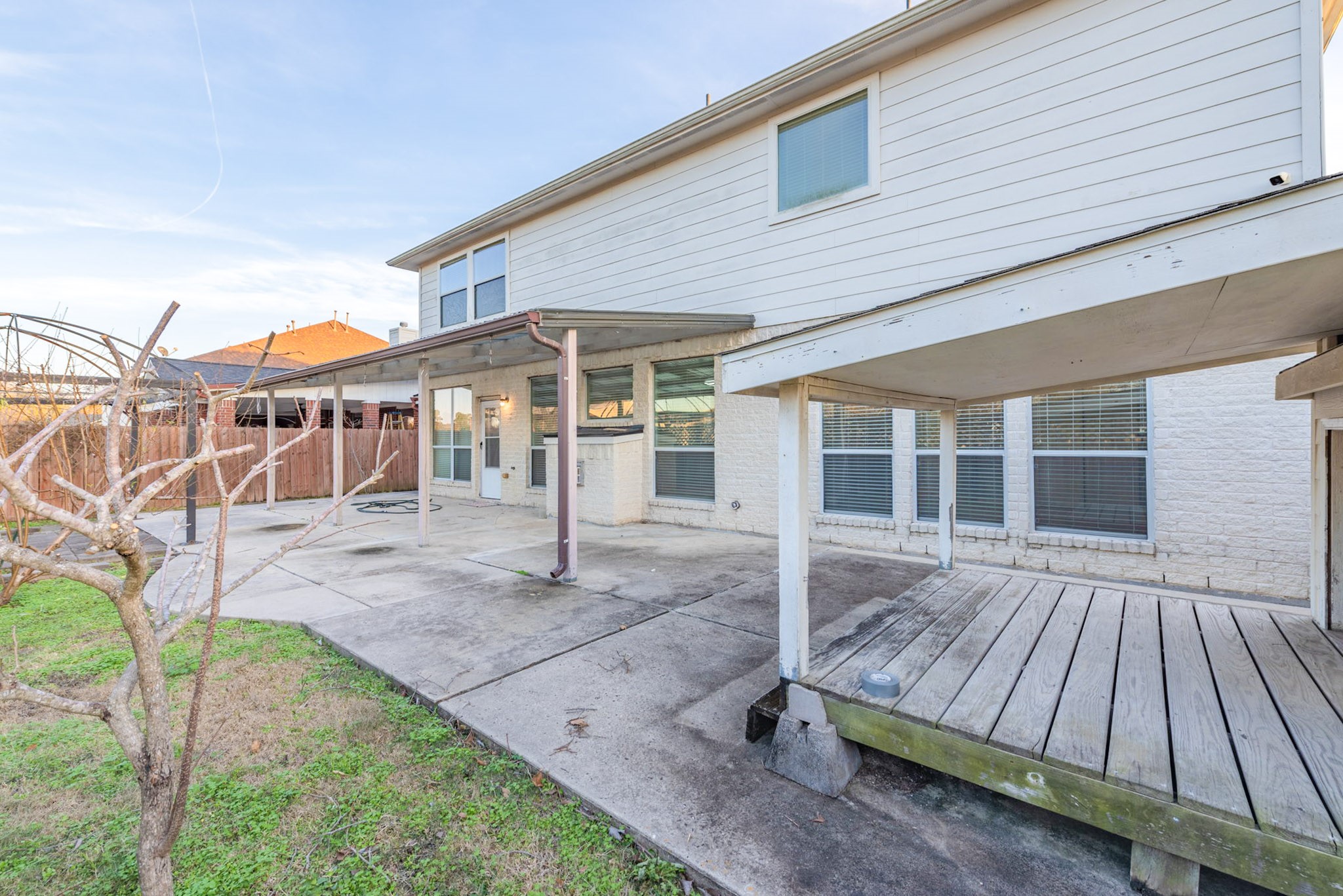 12522 East Nantucket Road Sugar Land, TX 77478 - Photo 5 of 39 front view of a house with a yard