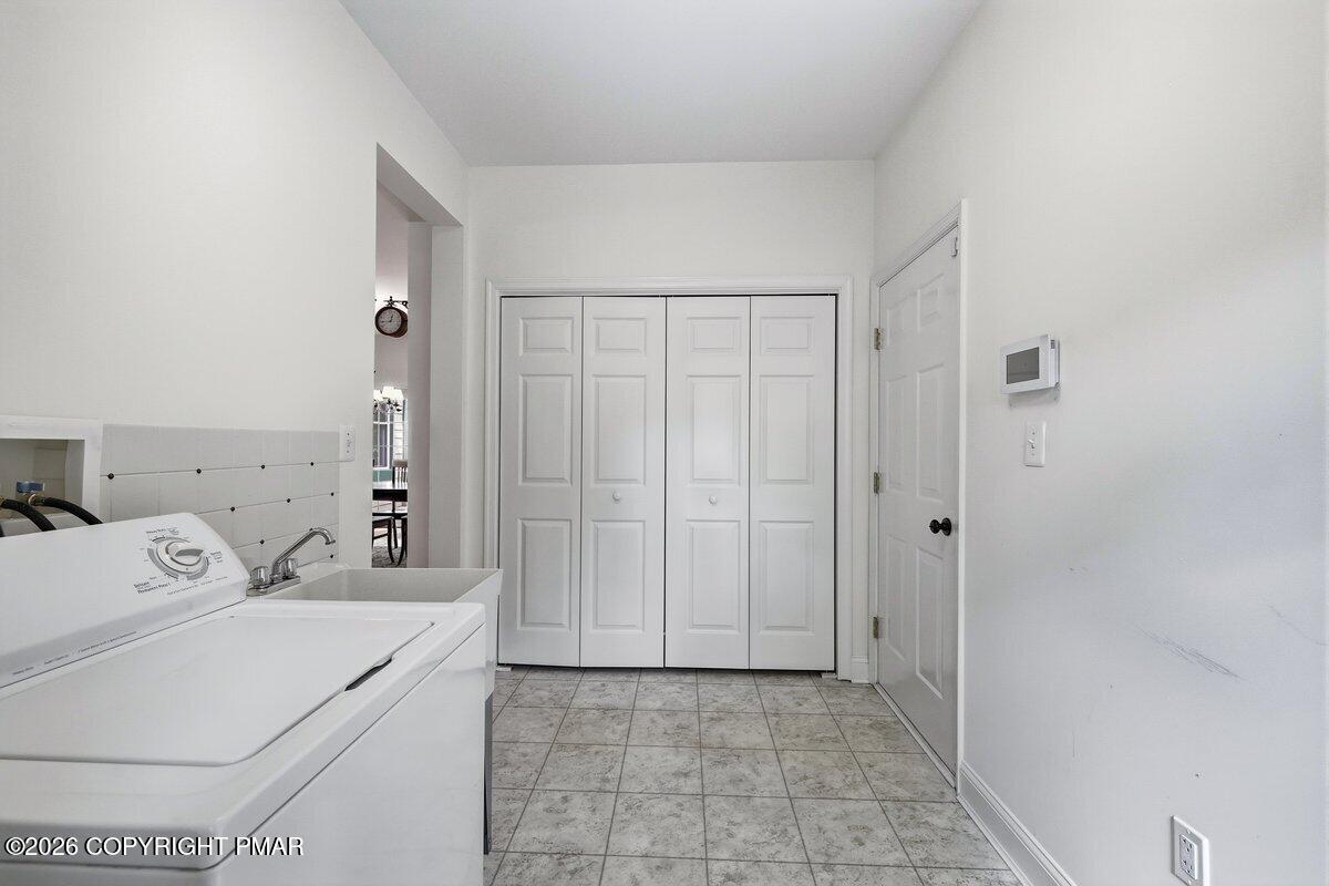 128 Creekside Road Canadensis, PA 18325 - Photo 19 of 68 Laundry room
